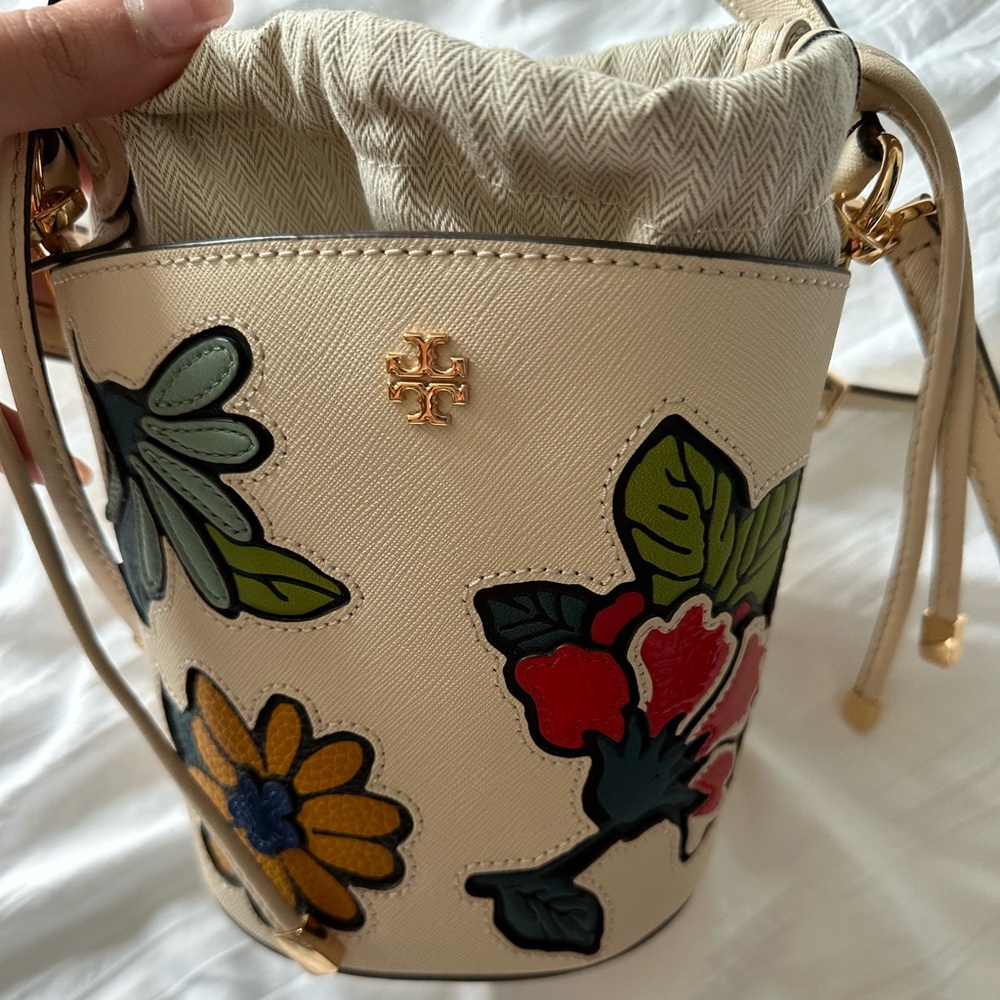 Tory Burch Emerson Appliqué Mini Bucket NWT New Cream Bag - Picture 6 of 6